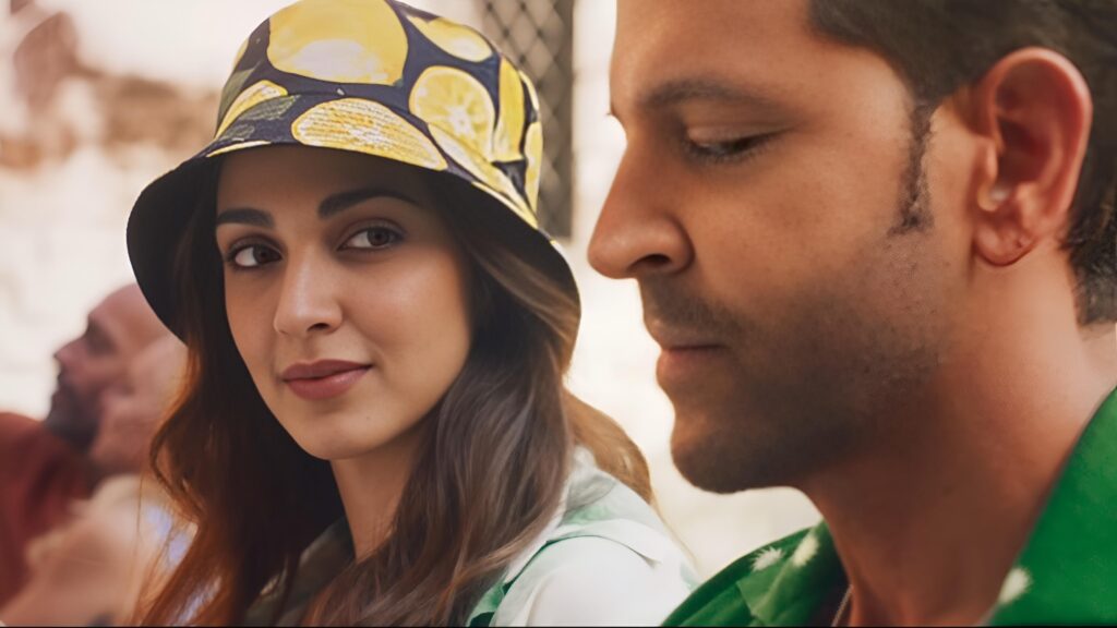 1753991529693-1024x576 Kiara's super glam style, her face glowed with Hrithik Roshan, the pair became a hit in the first song of 'War 2' Aavan Jaavan